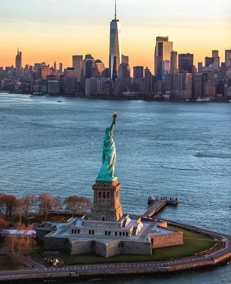 Страна штат город. Нью Йорк статуясвободу. Статуя свободы США. Штат Нью-Йорк статуя свободы. Манхэттен статуя свободы.