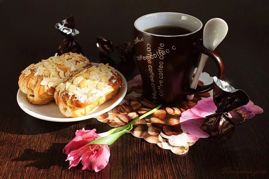 Кофе с пирожными. Вкусного утра. Доброе утро кофе. Вкусного утра и прекрасного дня.