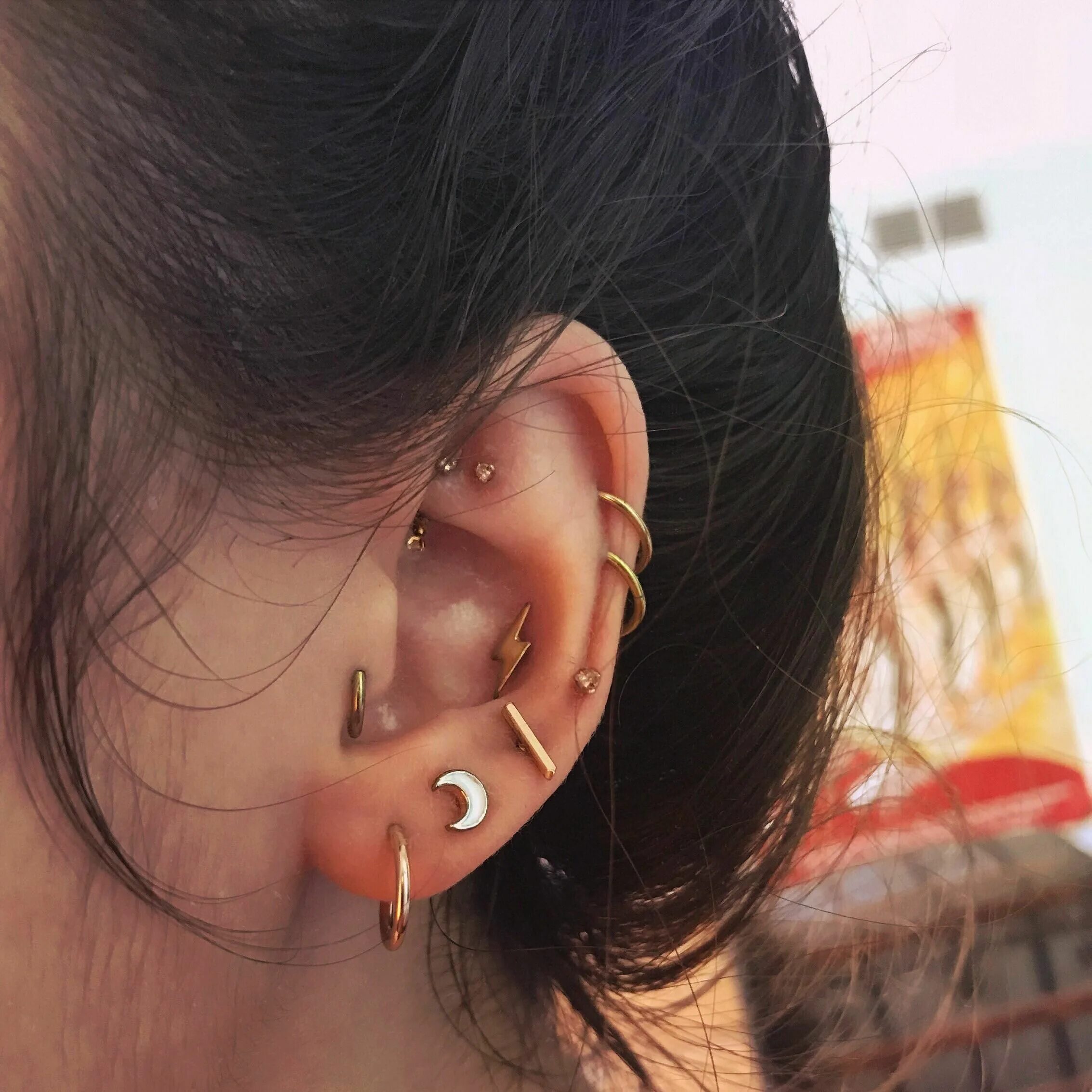 Пирсинг в ушах у девушек фото Conch piercings Page 2 Outer conch piercing, Red earrings stud, Conch piercing