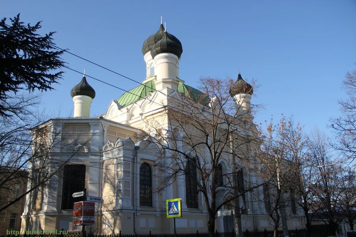 Городской сайт симферополя. Храм трёх святителей Симферополь. Трехсвятительская Церковь Симферополь. Церковь на Гоголя Симферополь. Церковь на улице Гоголя в Симферополе.