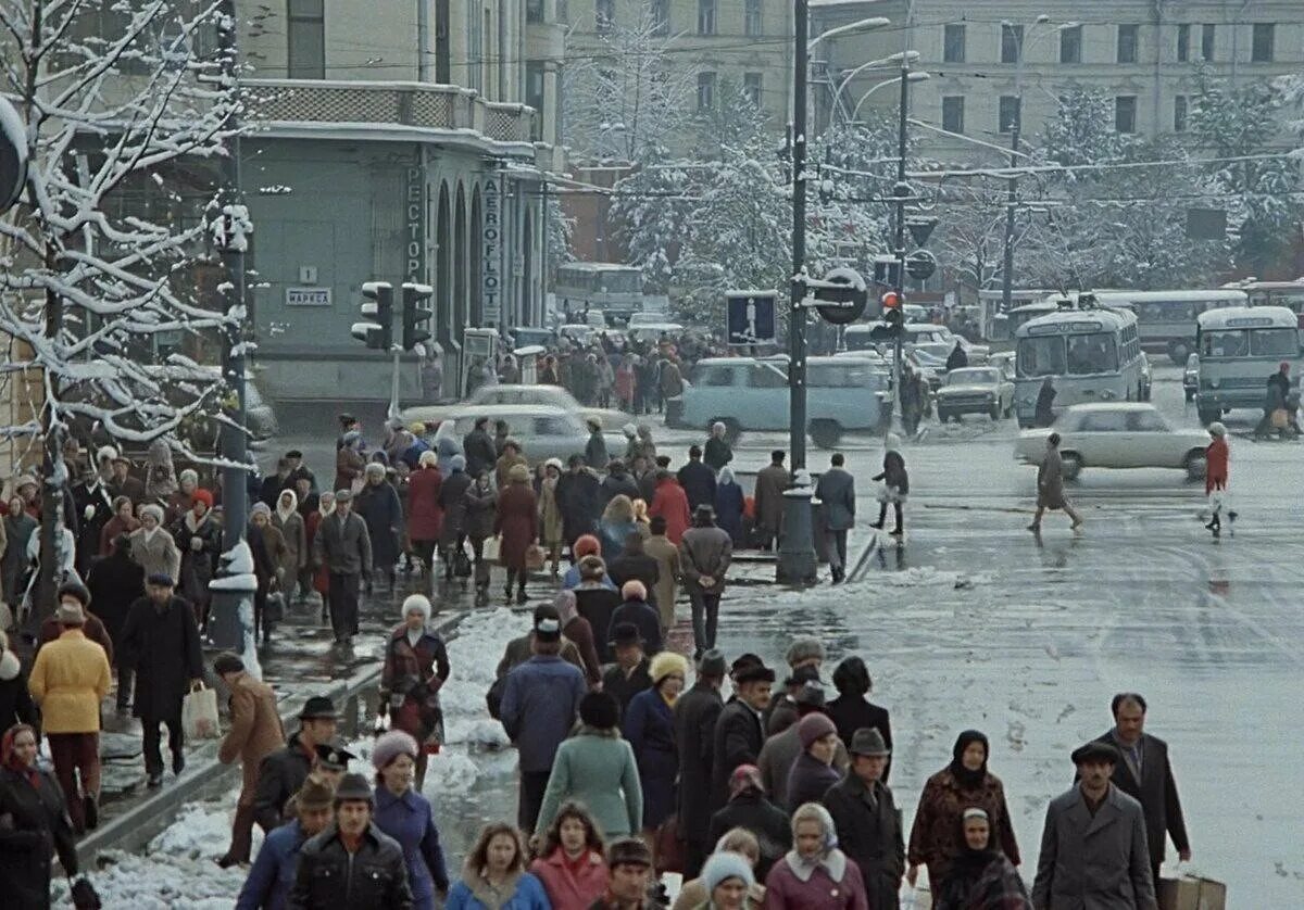 Снег в сентябре какая. Москва 1976 год. Снег в Москве сентябрь 1976. Москва 1977 год. Заснеженная Москва.