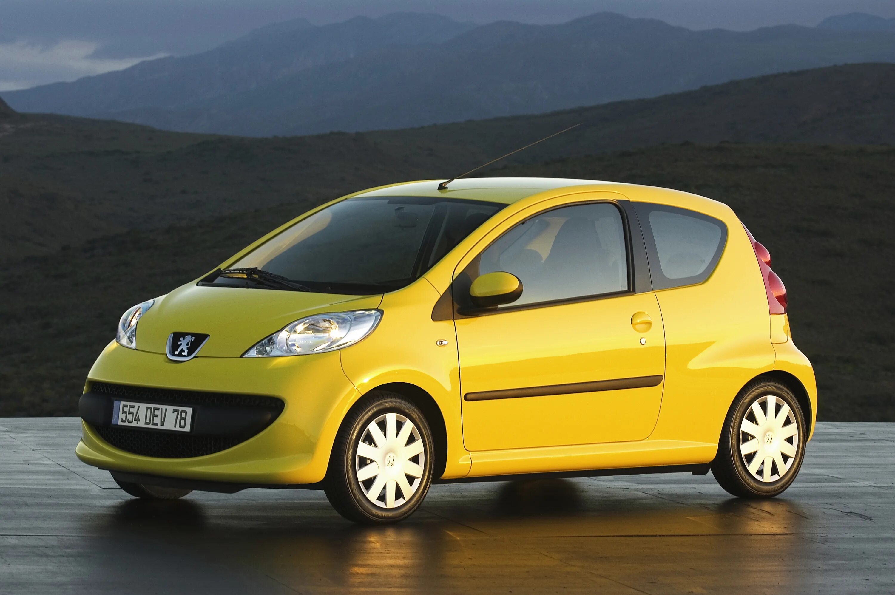 Peugeot 107 i. Пежо малолитражка 107. Пежо 107 трехдверная. Пежо 107 двухдверная. 4 маленькие машинки