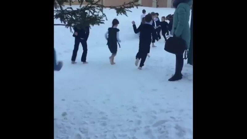 Я бегу по снегу босиком. Школьники босиком по снегу. Школа босиком по снегу. Мальчик бегает босиком по снегу. Снег бег школьники.
