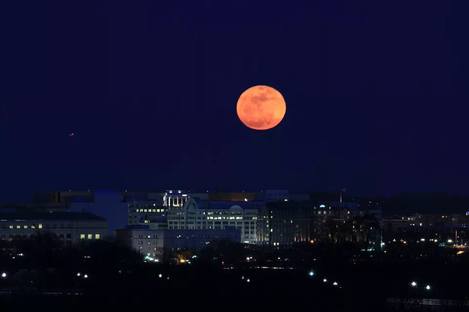 Восход луны в москве. Суперлуние Киров. Полнолуние суперлуние. Суперлуние в России. Суперлуние в Москве.