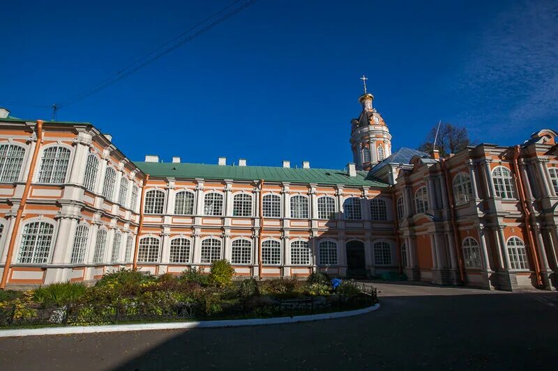 Духовской корпус александро-невской лавры александро-невская лавра. Церковь исидора пелусиота в александро-невской лавре. Подземелья александро-невской лавры. Александро невская лавра федоровский корпус. Александро-невская лавра в санкт-петербурге феодоровская церковь.