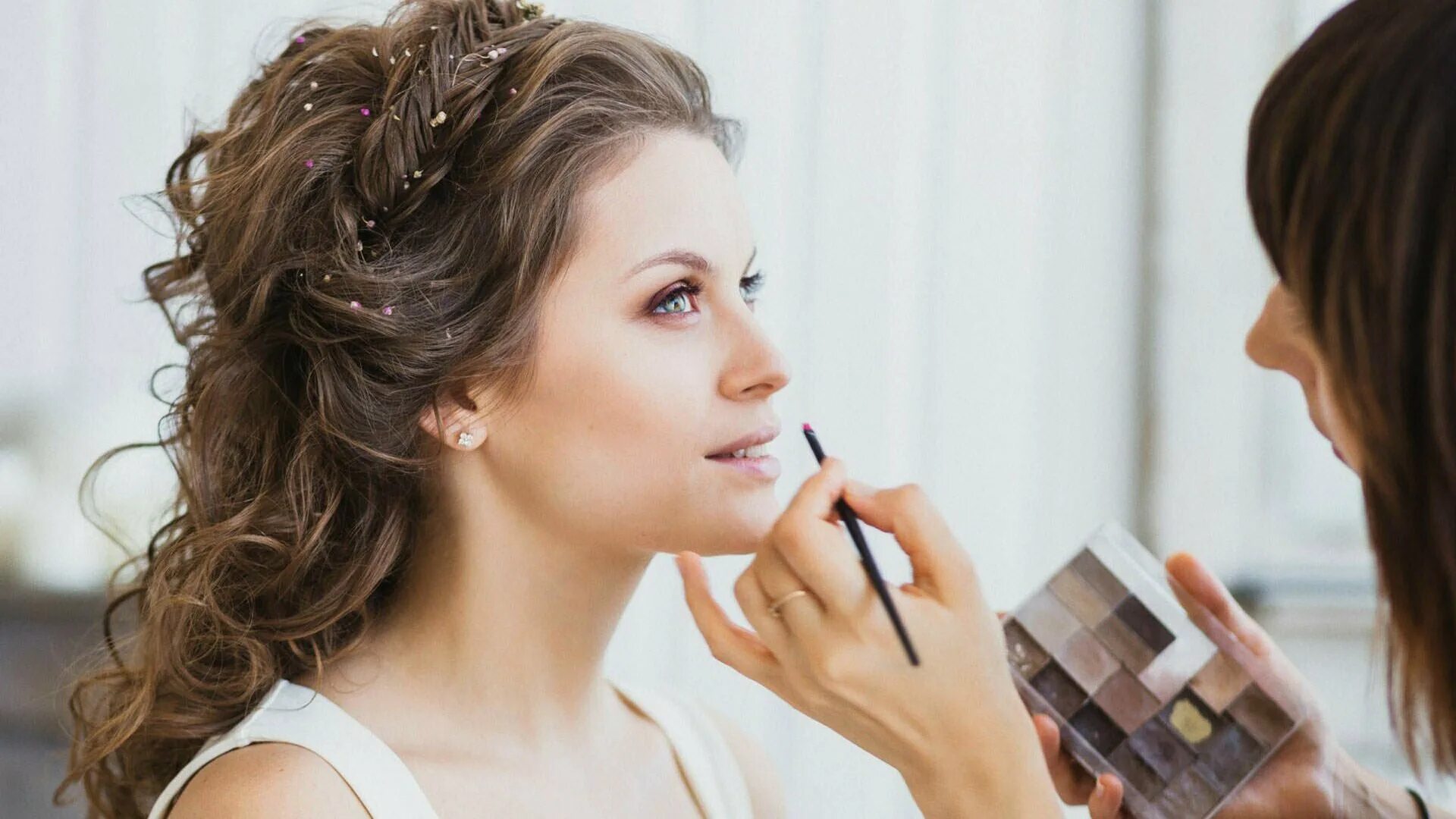 Макияж на выпускной до и после. Профессия визажист. Макияж и прическа локоны. Где сделать прическу макияж. Где сделать прическу макияж.