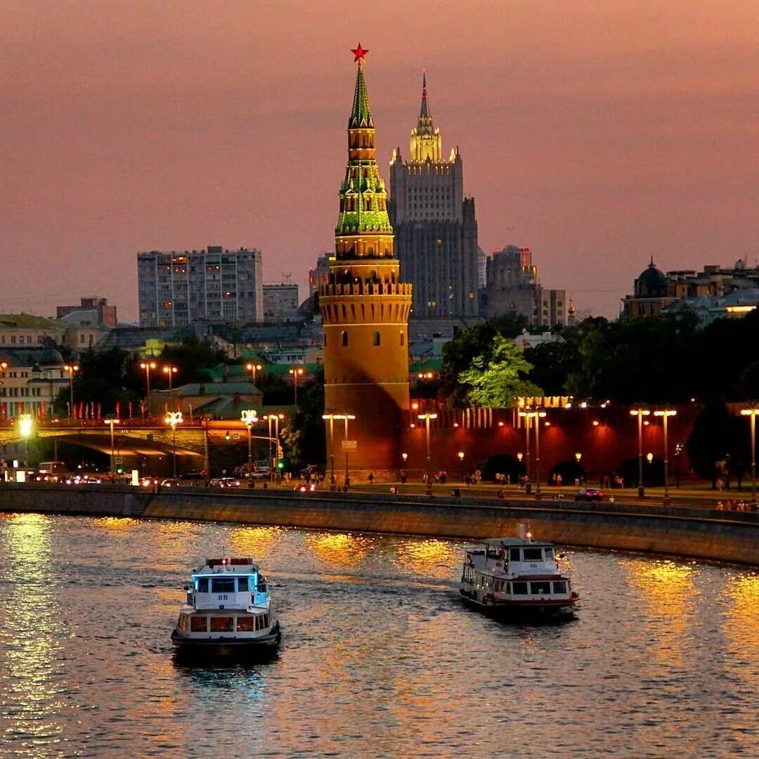 Ночная москва москоу сити мгу. Ночная москва эстетика. Твиттер москвы. Москва высокое качество. Киевский кремль.