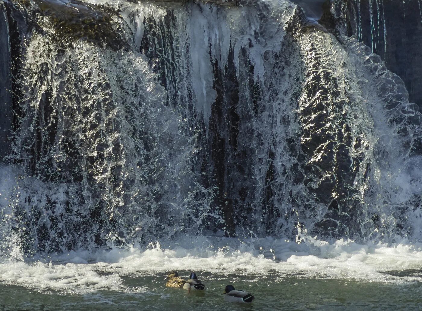 Стремительный водопад