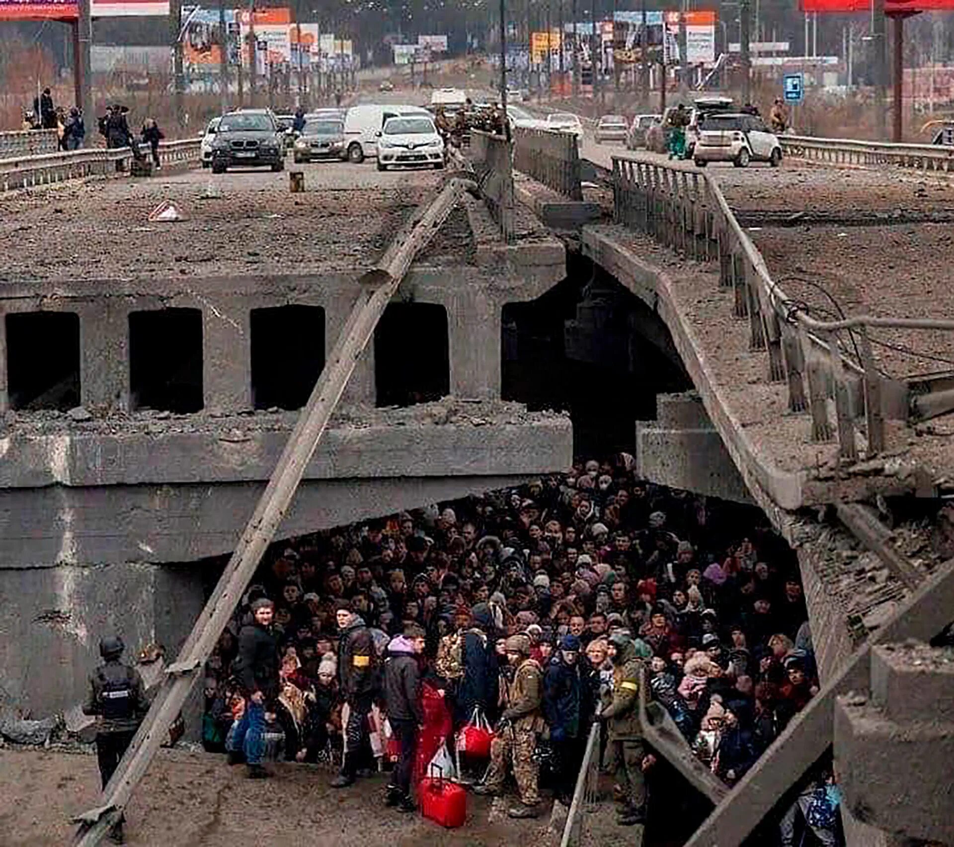 Украинцы бомбят россию. Разрушенный мост. Сломанный мост. Взорвали мост. Взорваные мост в Киеве.