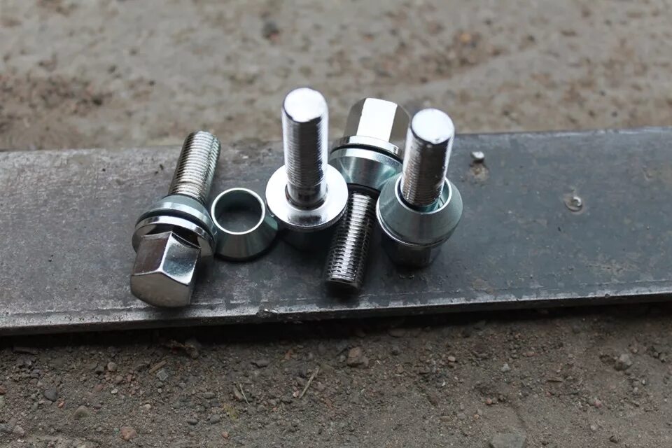 Болты 4 100. Болт колесный м12 с эксцентриком ваз. Болты 4 100. Болты эксцентрики 4x98. Болты на колеса ваз 2114.