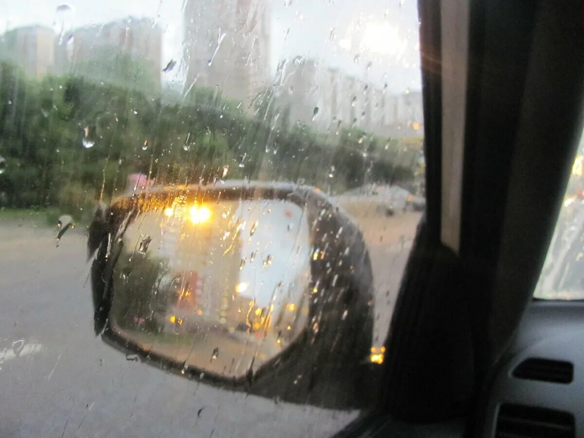 Машина запотевает в дождь. Запотевшие стекла автомобиля. Запотевшие стекла в машине. Протирает запотевшее стекло. Потеет стекло в автомобиле.
