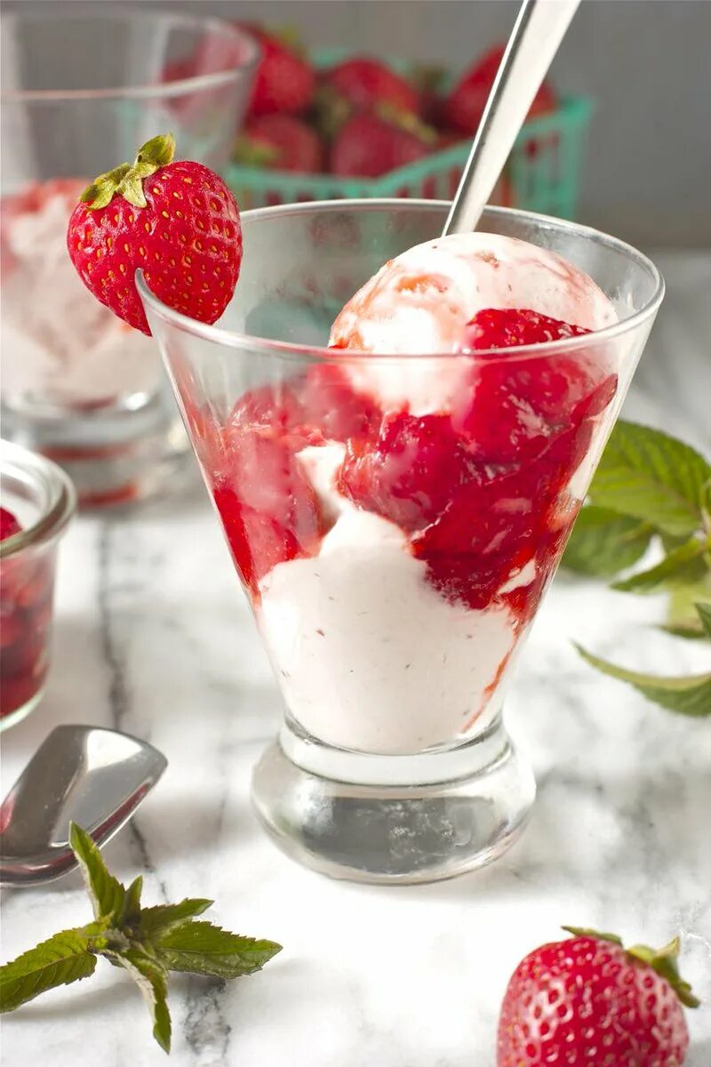 мороженое клубника со сливками. клубника и сливки. мороженого с клубникой. мороженое клубника со сливками. банановый сорбет.