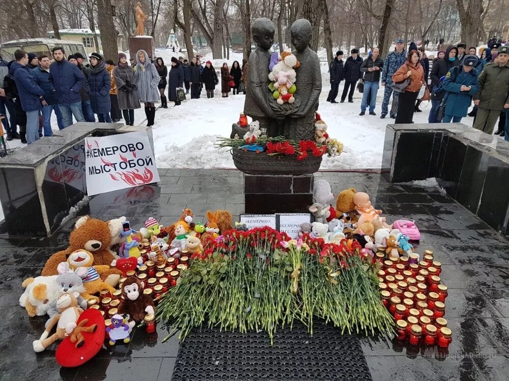 Видео в память о погибших в крокусе. Кемерово скорбим. Памяти погибших. Память погибшим детям. Память погибших в Кемерово.