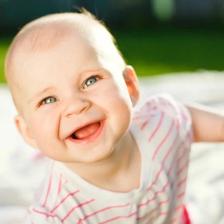 Natural babies. Малыш улыбается. Дети смеются. Радостные дети. Радостное лицо ребенка.