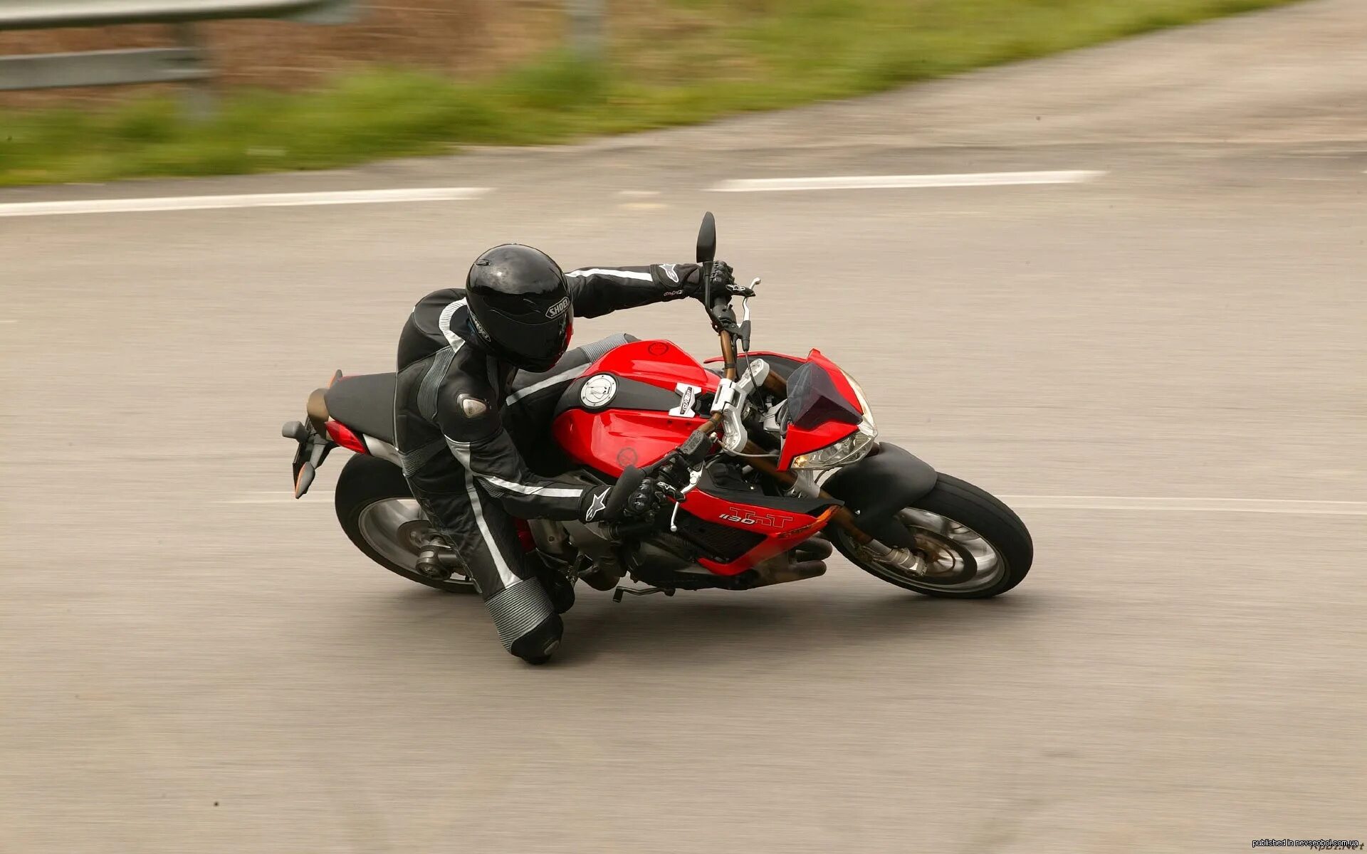 Включи мопед. Benelli TNT 1130. Включи мотоцикл. Мотоцикл включай мотоцикл. Moto Benelli обои.