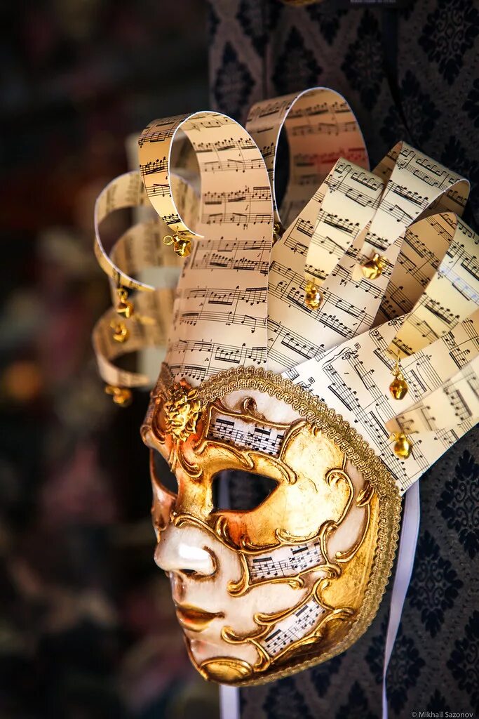 Венецианский карнавал маска Вольто. Венецианская маска Вольто классическая. Итальянские маски карнавальные. Венецианская маска с нотами.