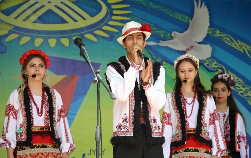 румын молдаван. румыния люди. нация молдаване. национальная одежда румынцев и молдовы. нац костюм молдавии.