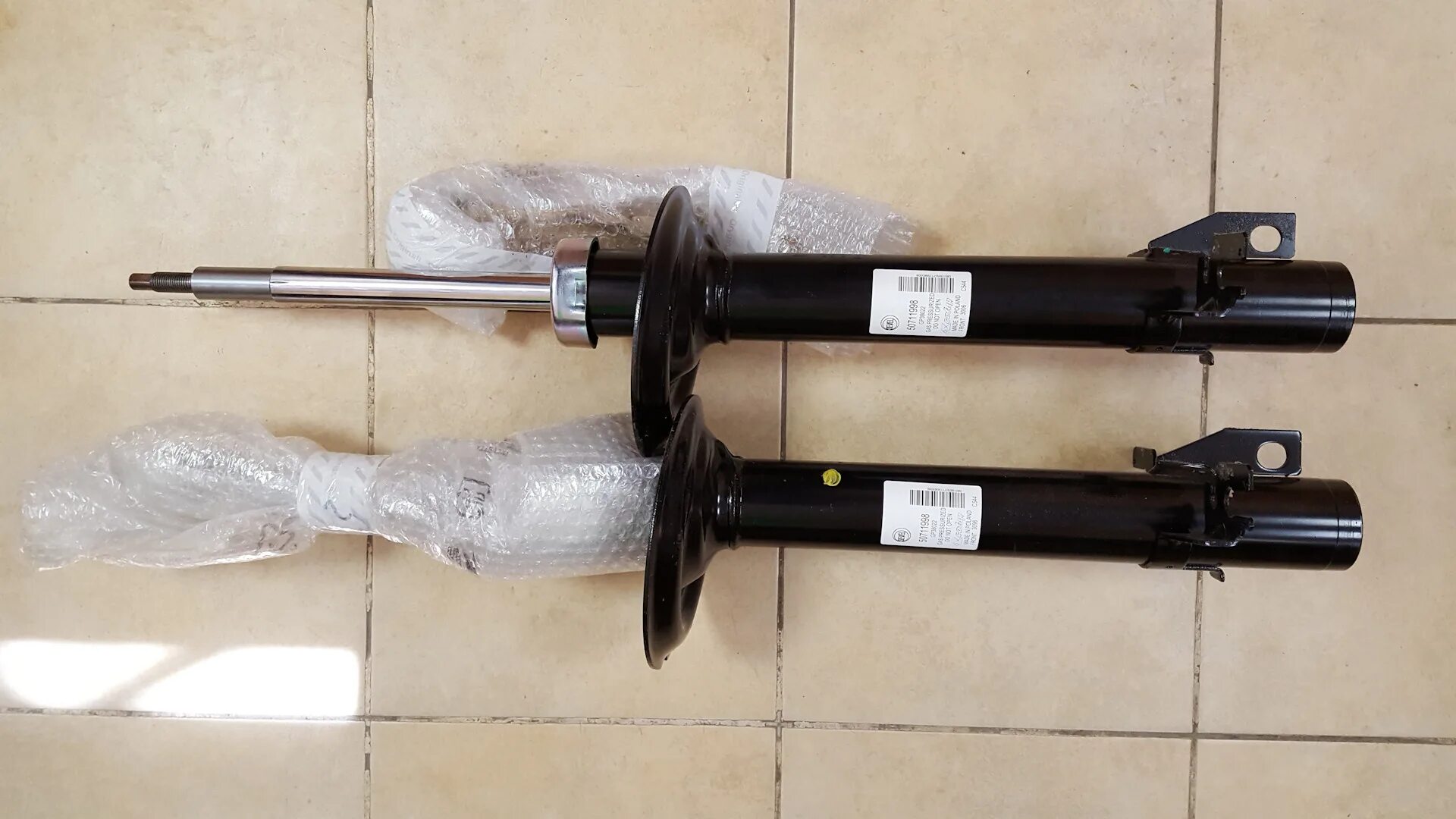 Передние амортизаторы дукато. Передние амортизаторы дукато. Амортизаторы fiat ducato 244. Амортизаторы на фиат дукато 250. Стойка передняя фиат дукато 250.