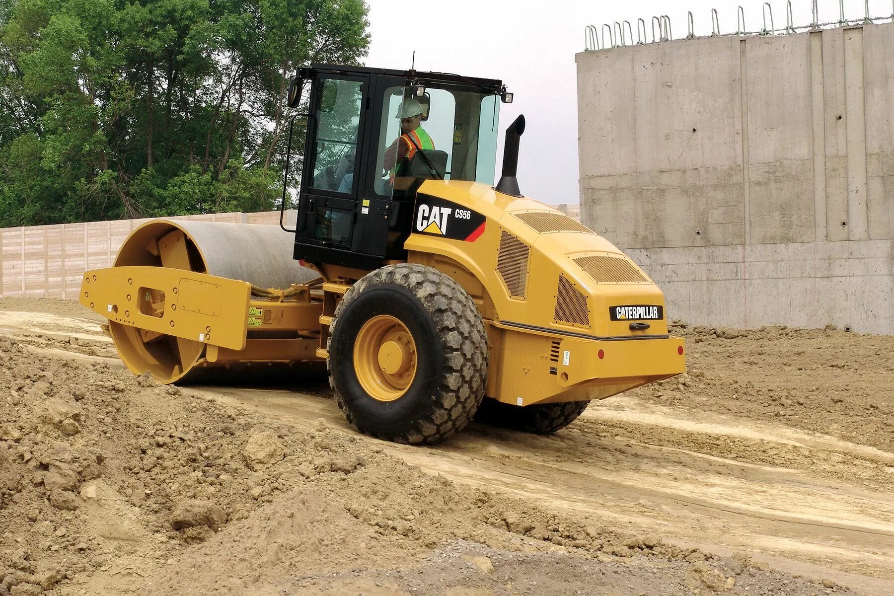 Каток caterpillar cs56. Грунтовый каток cat cs56. Cat c s t. Виброкаток cat cs-56. Виброкаток caterpillar cs56.