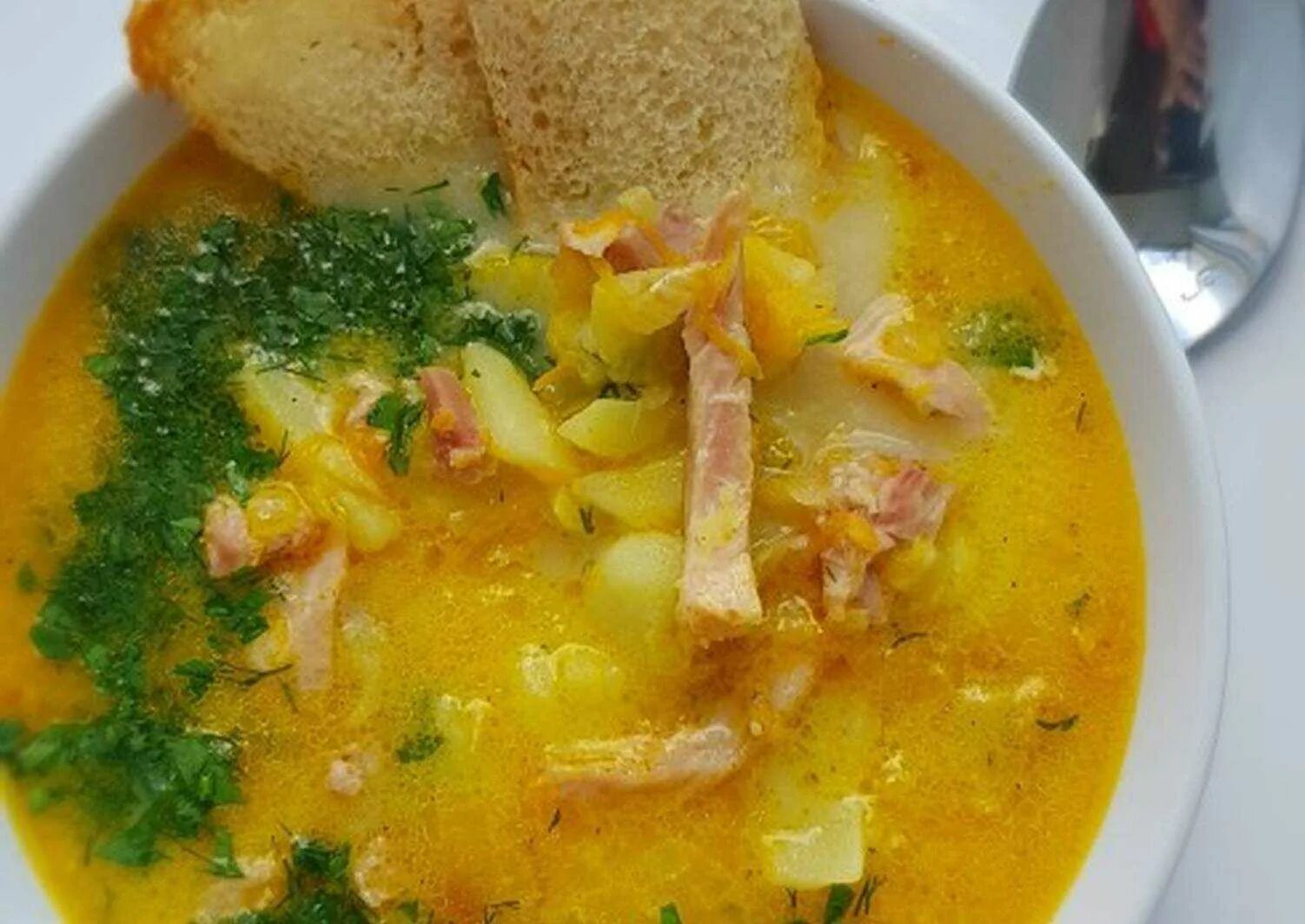 Суп из копченой курицы с плавленным сыром. Суп с копчёной курицей и плавленым сырком. суп с копченостями и плавленным сыром. сырный суп с копченой курицей.