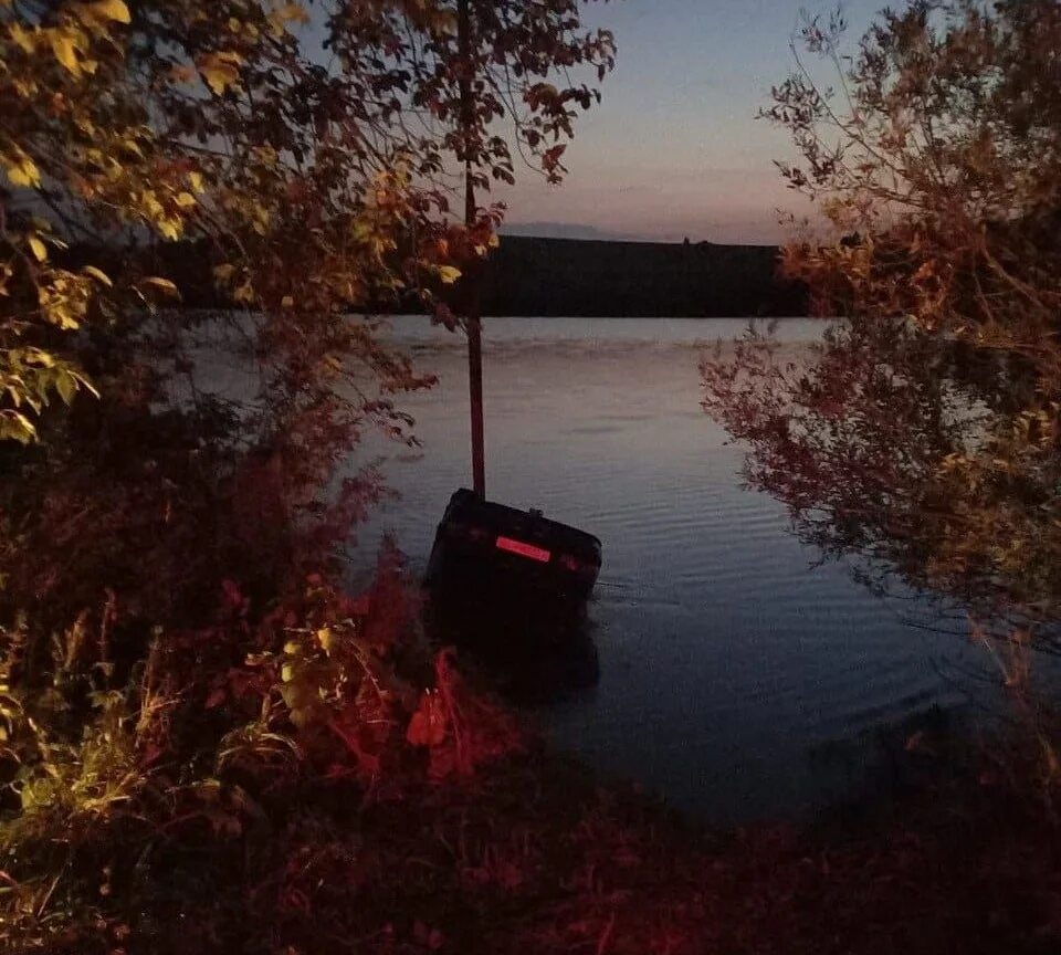 Река белая мелеуз. Бирск утонула машина. Фура утонула под лед. Мурино утонула машина. Бирск пляж река белая.