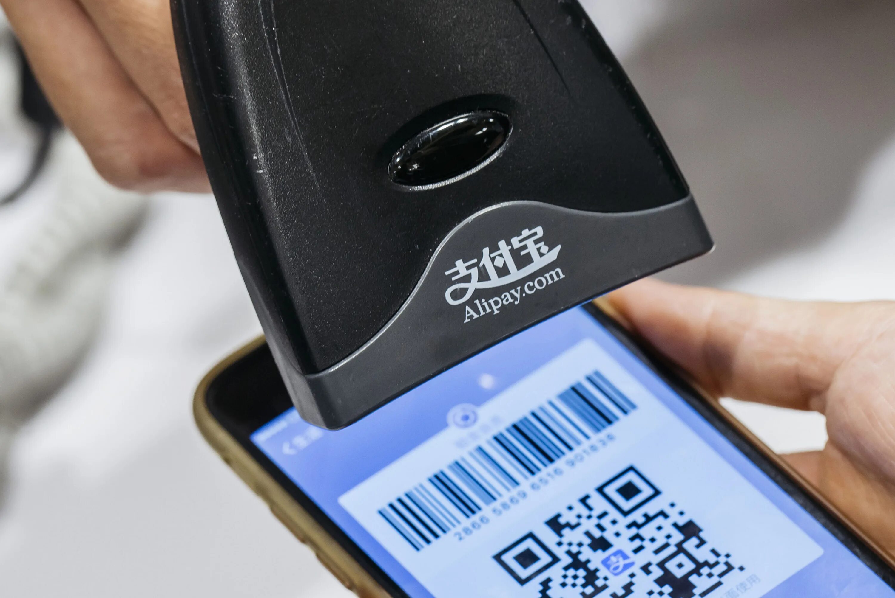 Терминал для оплаты c QR-кодом. QR на терминале. Терминал считывания QR кодов. Терминал эквайринг Сбер QR. Как оплатить покупку по qr коду