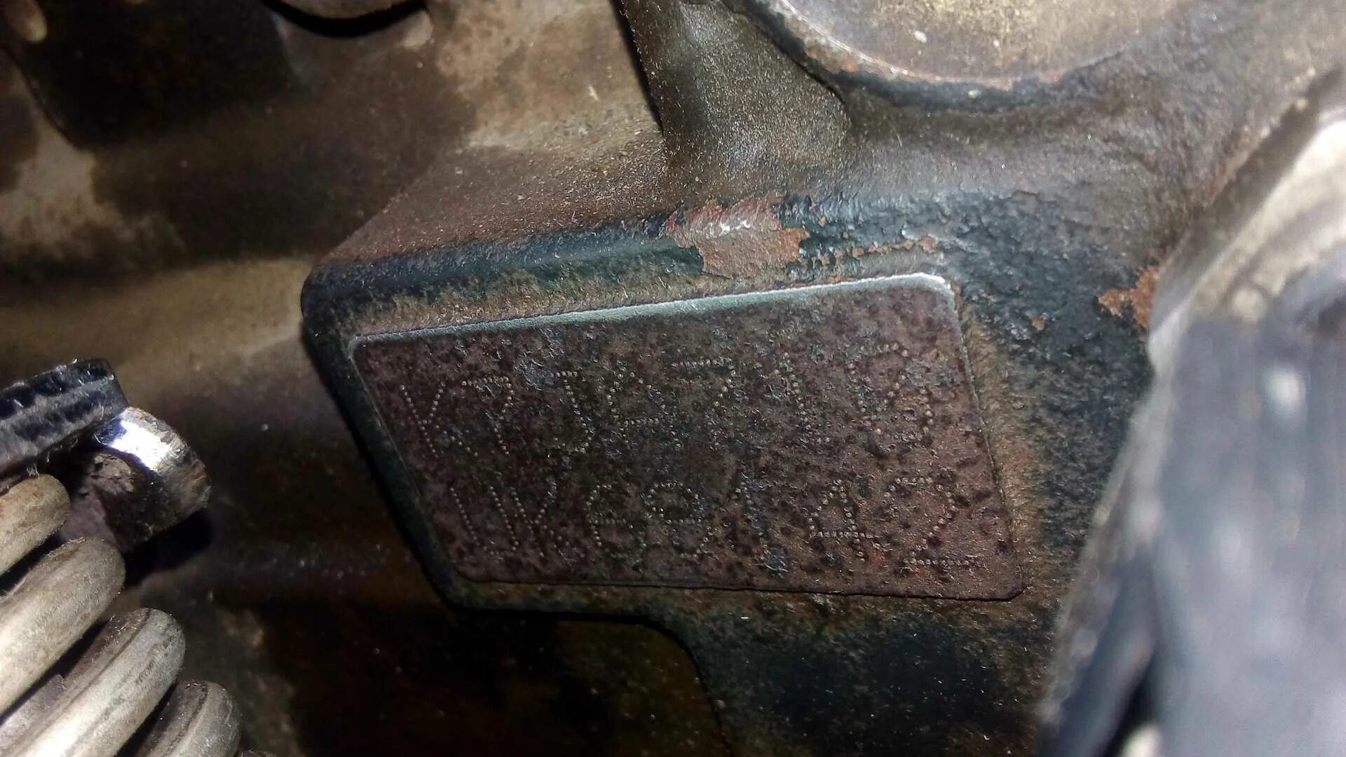 Номер двигателя логан 1. Где находится номер двигателя рено логан 1. 4 2010. Рино логан 1. Номер двигателя рено логан 1.