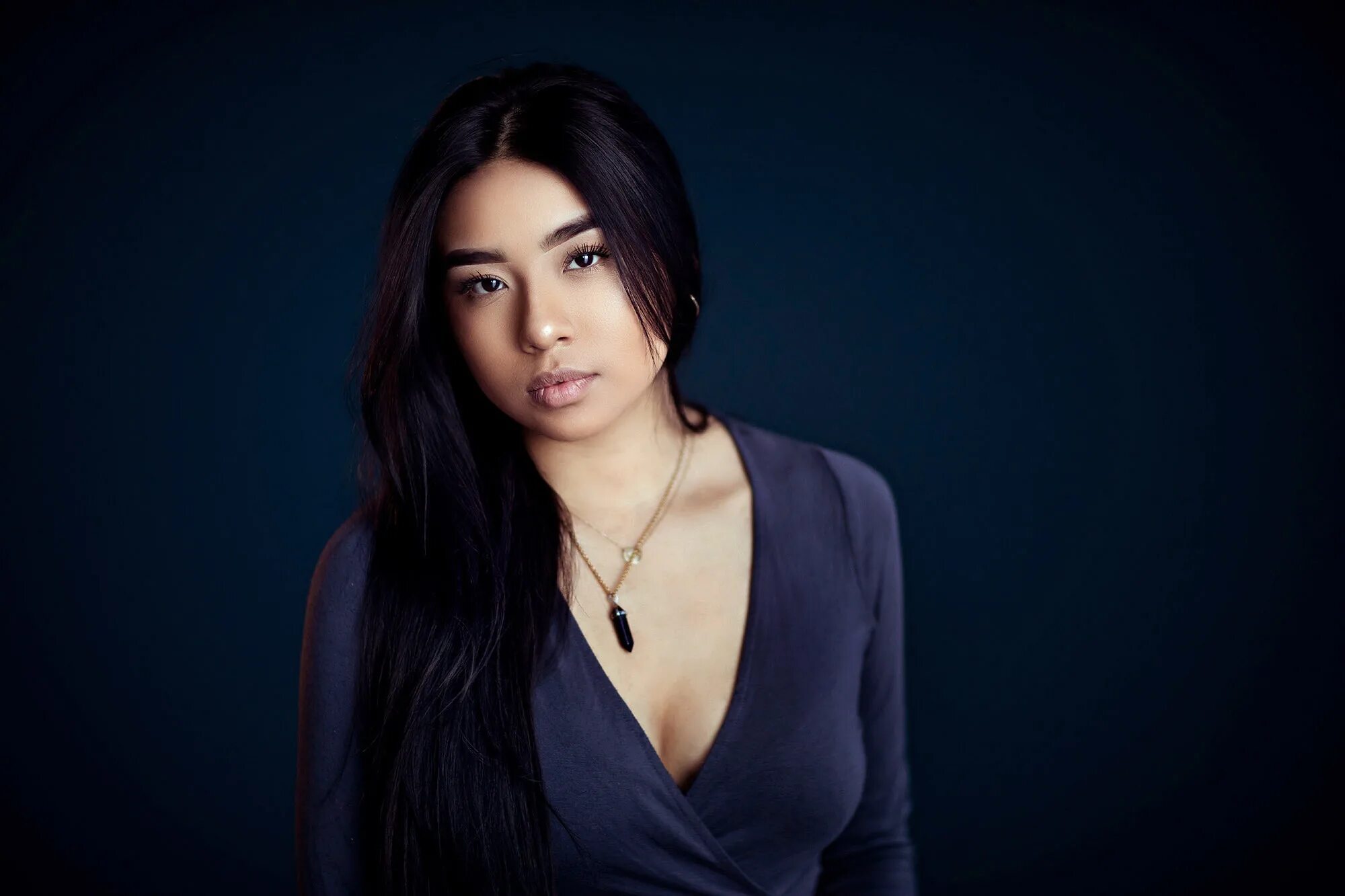 Но девушка. Брюнетка с красивым декольте. Модели девушки брюнетки. Но девушка. Но девушка.