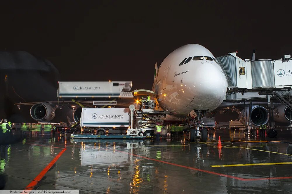 Дубай москва новости. Рейс Москва Дубай Эмирейтс. Emirates Москва Дубай. Рейс Emirates Москва. Самолет эмераьес в Домодедово.