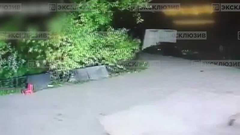 полиция парковка в рюкзаке. полиция задерживает преступника. женщина напала с ножом. таджикские девушки. ударил ножом мигранта.