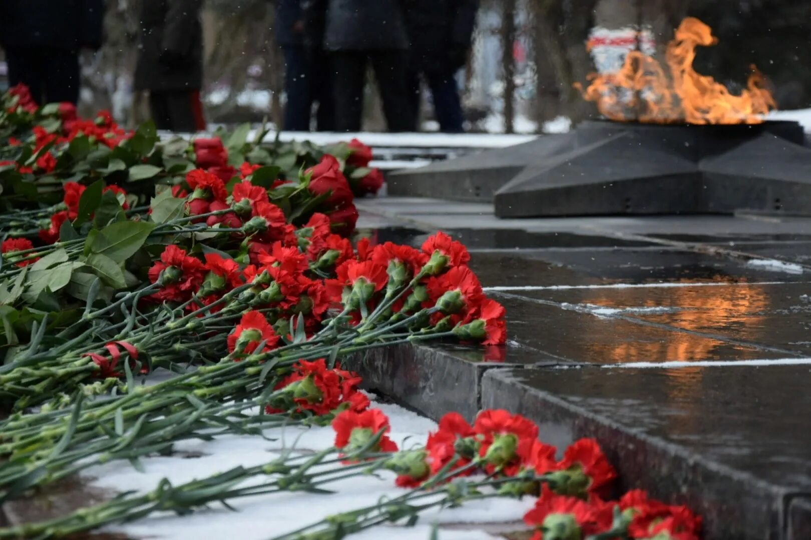 Последний день славы. Вечный огонь на мемориале в Курске в Курске. Сталинградская битва вечный огонь. Мамаев Курган вечный огонь. Память о павших героях.