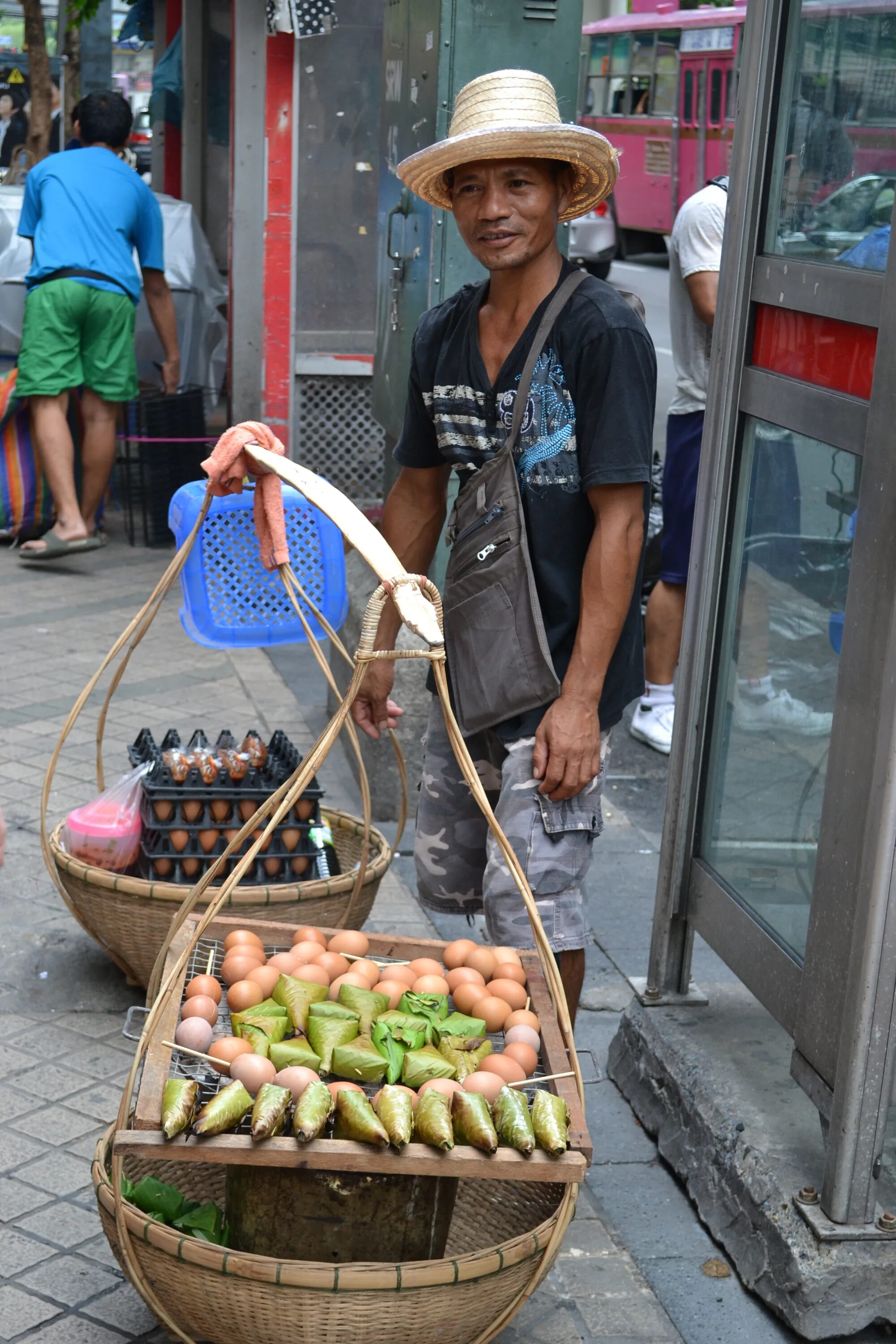 Thai streets. Бангкок стрит фуд. Бангкок уличная еда. Уличная еда Тайланд. Тайская уличная еда.