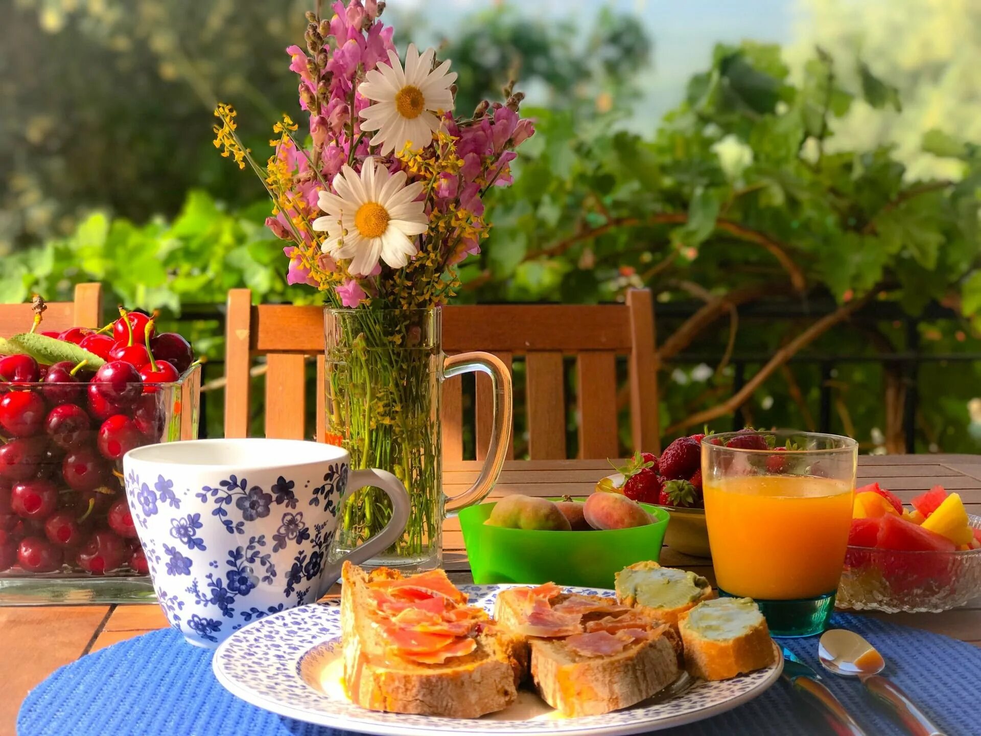 Завтрак на природе. Летний завтрак. Чаепитие в саду. Весенний завтрак.