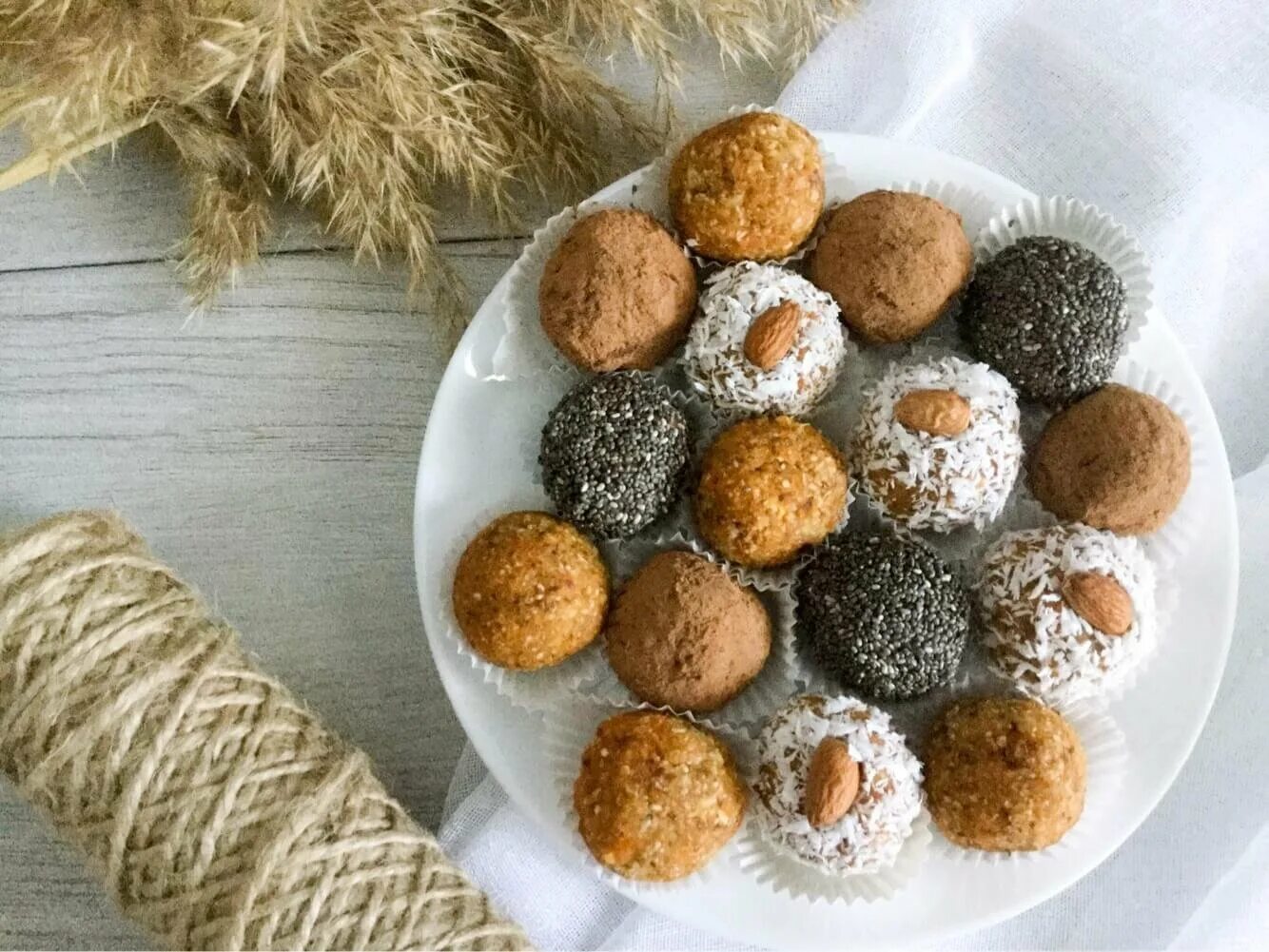 конфеты из сухофруктов и орехов. вкусные домашние конфеты. домашние пп конфеты. домашние пп конфеты. полезные конфеты из сухофруктов.