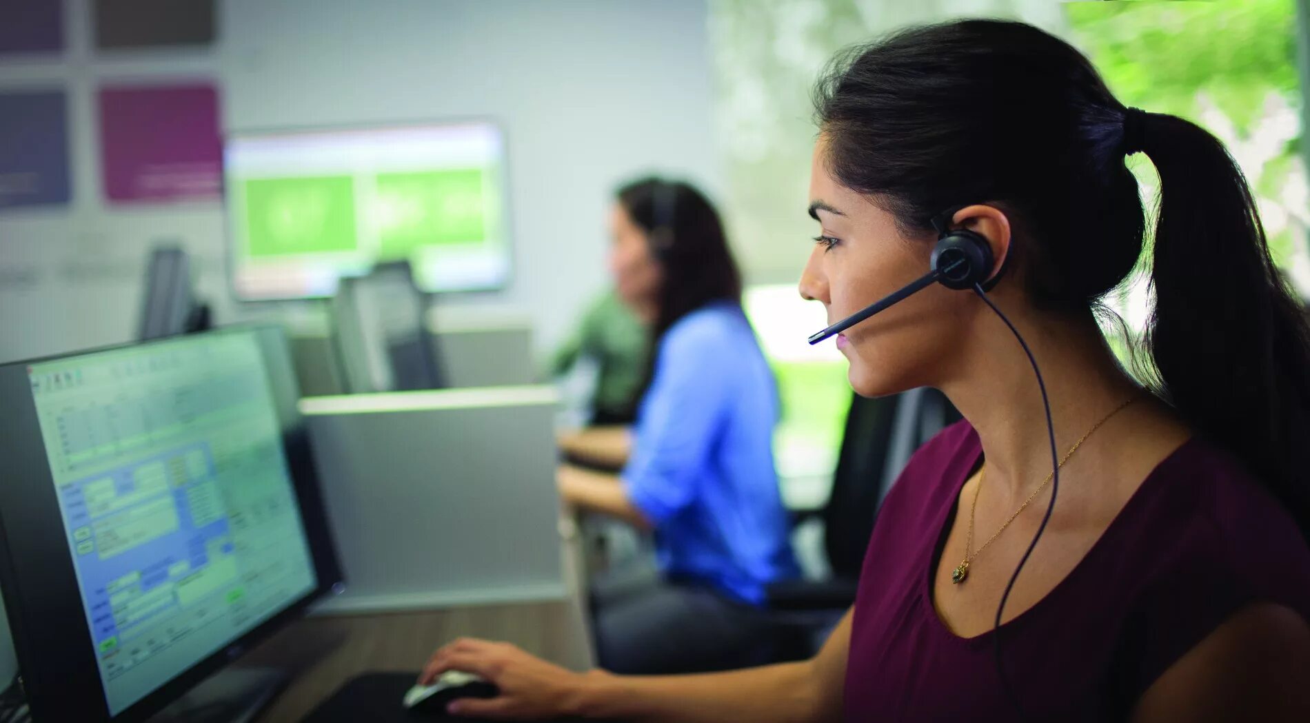 Микрофон для работы в колл центре. Plantronics encorepro pl-hw530. девушка колл центр. девушка диспетчер. наушники для колл центра.