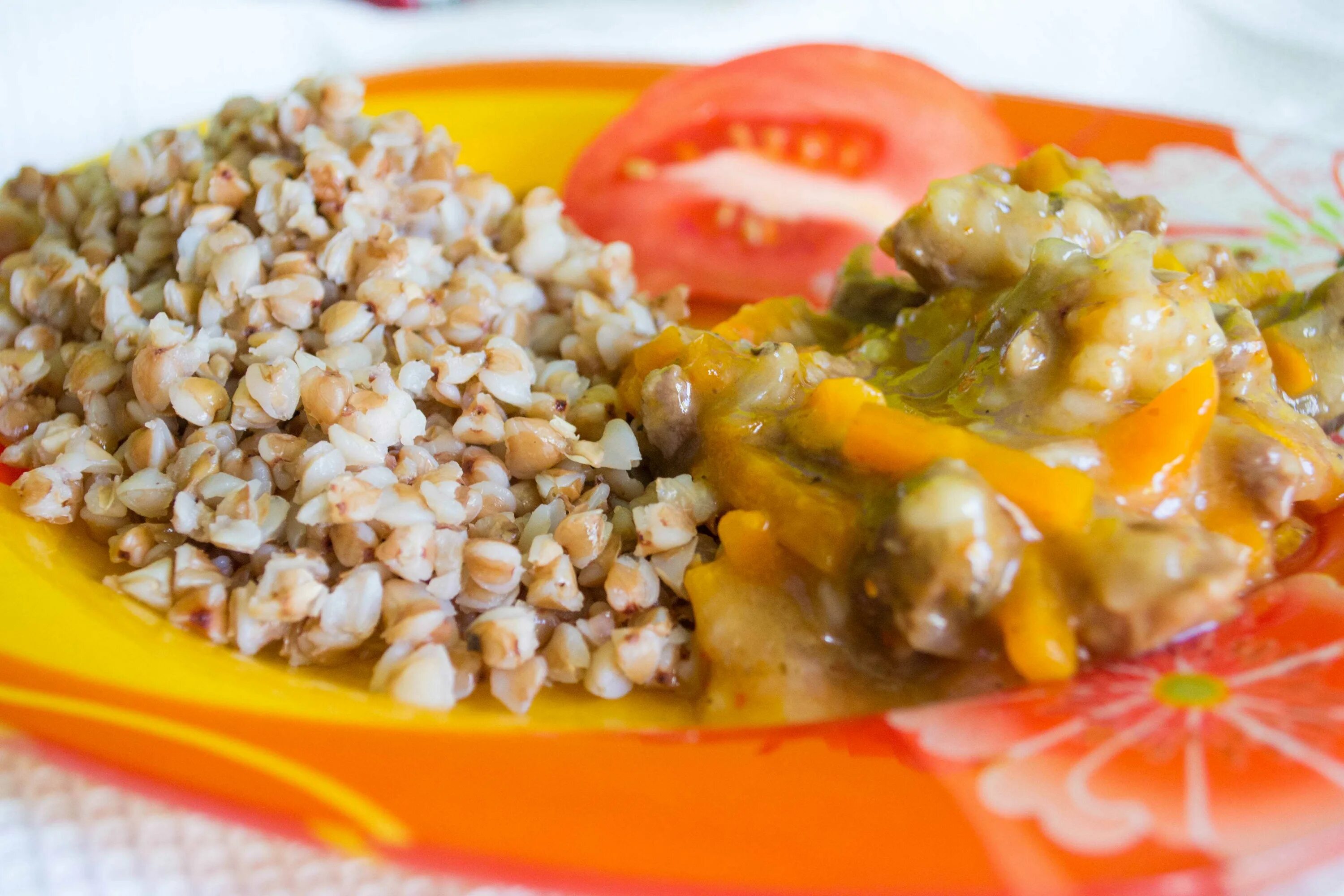 Гречка с томатной пастой. Соус для гречки быстро и вкусно. Гречневая каша с мясной подливой. Подлива для гречки с мясом. Гречка с кетчупом.