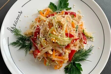 Салат из фунчозы с огурцом и перцем