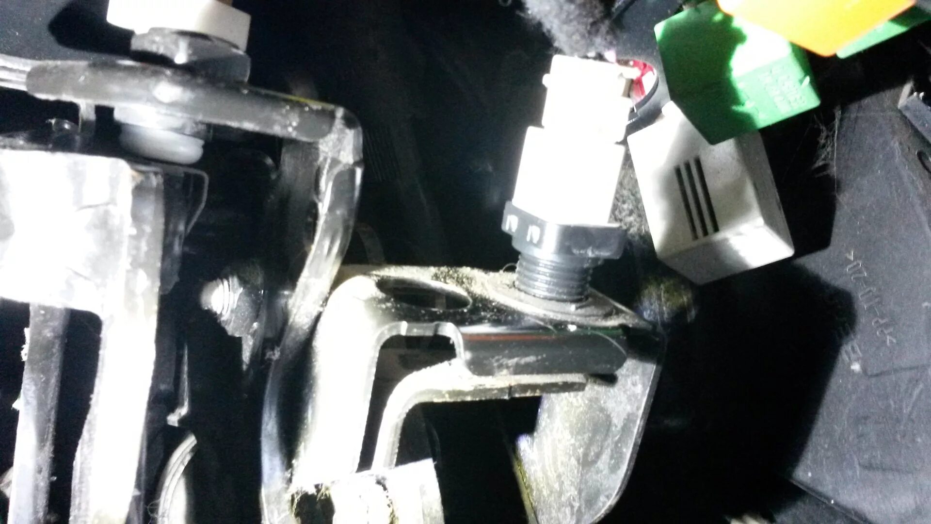 Мерседнс3341не гаснут стоп сигналы. Датчик выключения стп сигнала рено логан. Дэу ланос 1. Не выключается стоп сигнал. Мерседнс3341не гаснут стоп сигналы.