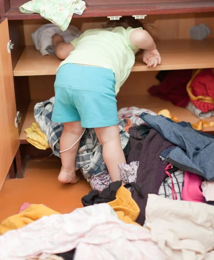 Ребёнок в шкафу hd. Маленькая девочка в шкафу. Девочка в шкафу 6. Девушка спряталась в шкафу. Прячется в шкафу.