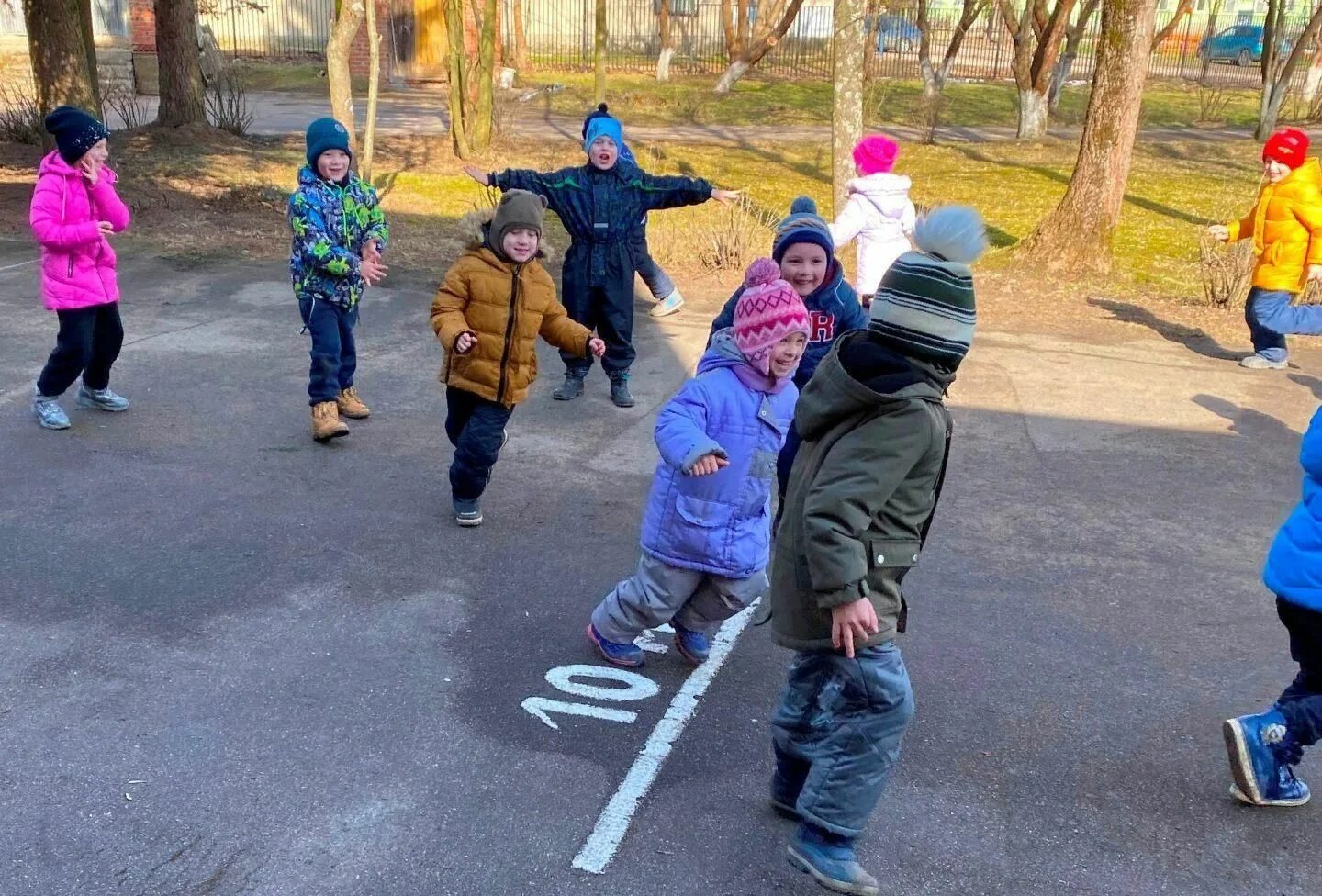 Дети на прогулке весной. Весенние забавы для детей на улице. Весенние игры. Весенние игры для детей. Весенние игры.