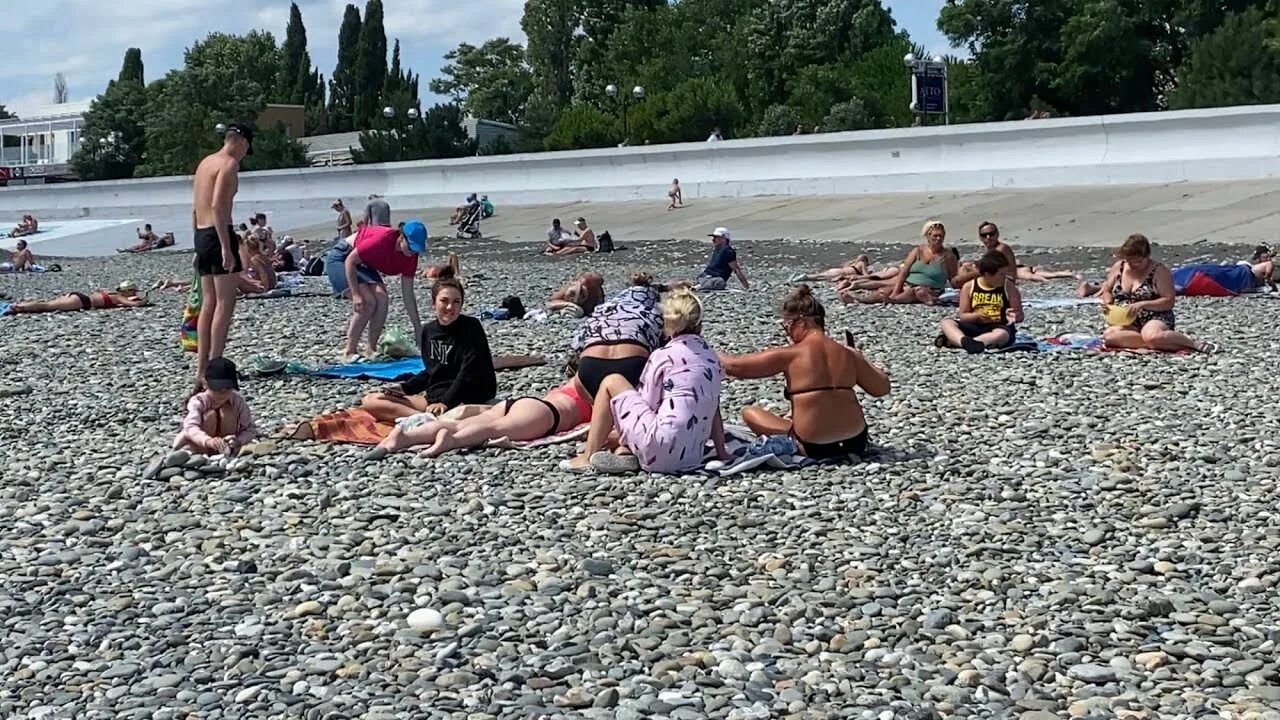 Море в Лазаревском сейчас. Черное море пляж Сочи. Море в Адлере сейчас. Море в Адлере в июле. Сочи погода на 14 воды