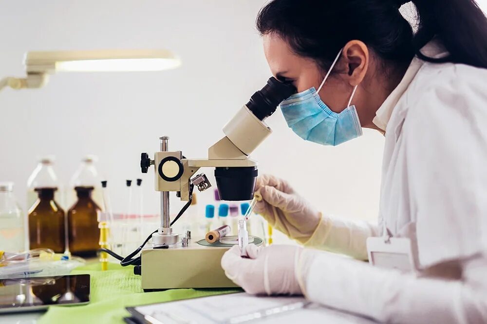 Биология лабораторные практические 10. Лаборатория врачи стволовые клетки. Доктор в лаборатории с чипами. Пробирки с кровью и микроскоп. Исследования на человеческих тканях.