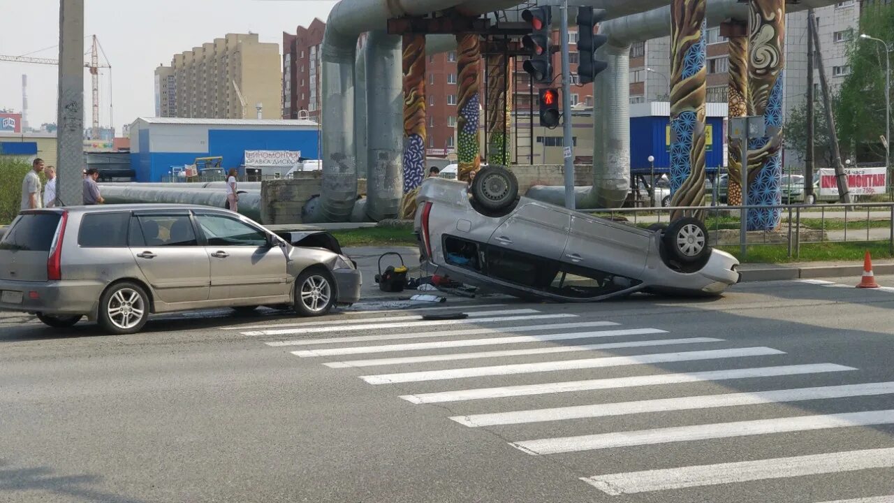 Новости 72 ру тюмень происшествия последние тюмени. ДТП на Широтной в Тюмени вчера. Авария на Широтной Тюмень вчера. Перевернутая машина Мицубиси. Широтная Олимпийская Тюмень авария.