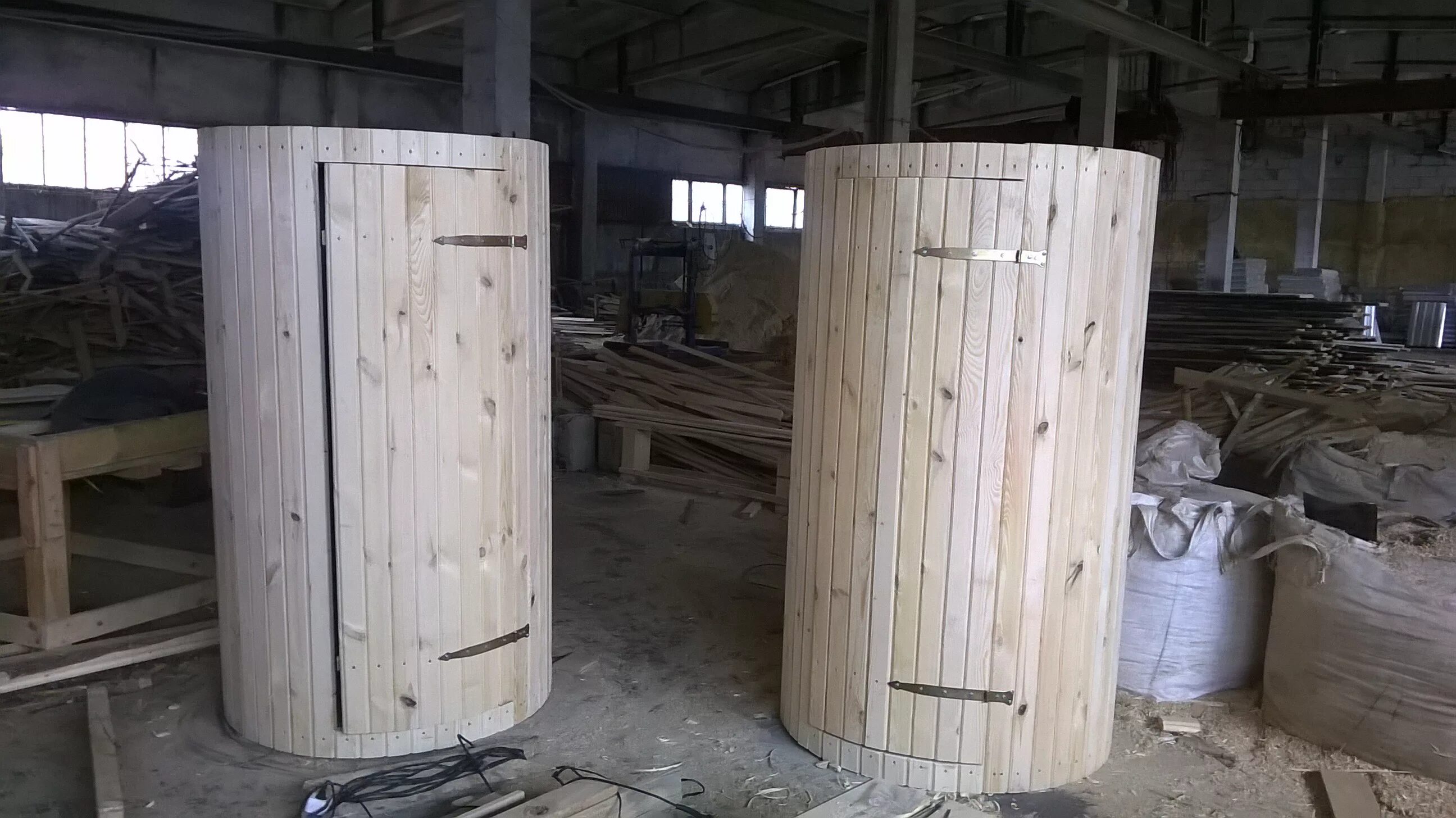 Круглый деревянный туалет. Туалет для дачи круглый деревянный. Круглый туалет на даче. Круглый дачный туалет из дерева.