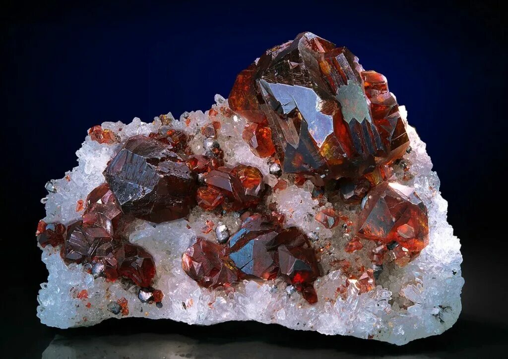 Минералы руды горные породы. Сфалерит камень минерал. Сульфиды сфалерит. Сфалерит цинковая обманка минерал. Минералы сульфиды сфалерит.