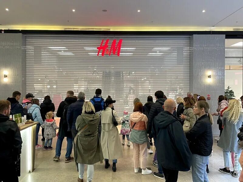 Hm в минске. Очередь в HM. Очередь в магазине. Очередь это там. H&M.