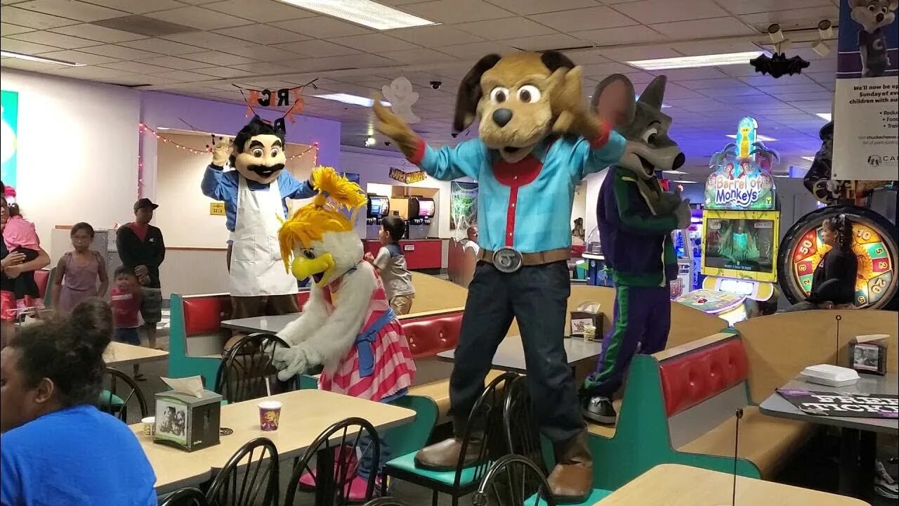 Чак аниматроник. Пиццерия чаки чиз. чаки чиз 1993. chuck e cheese 2025. чаки чиз 2025.