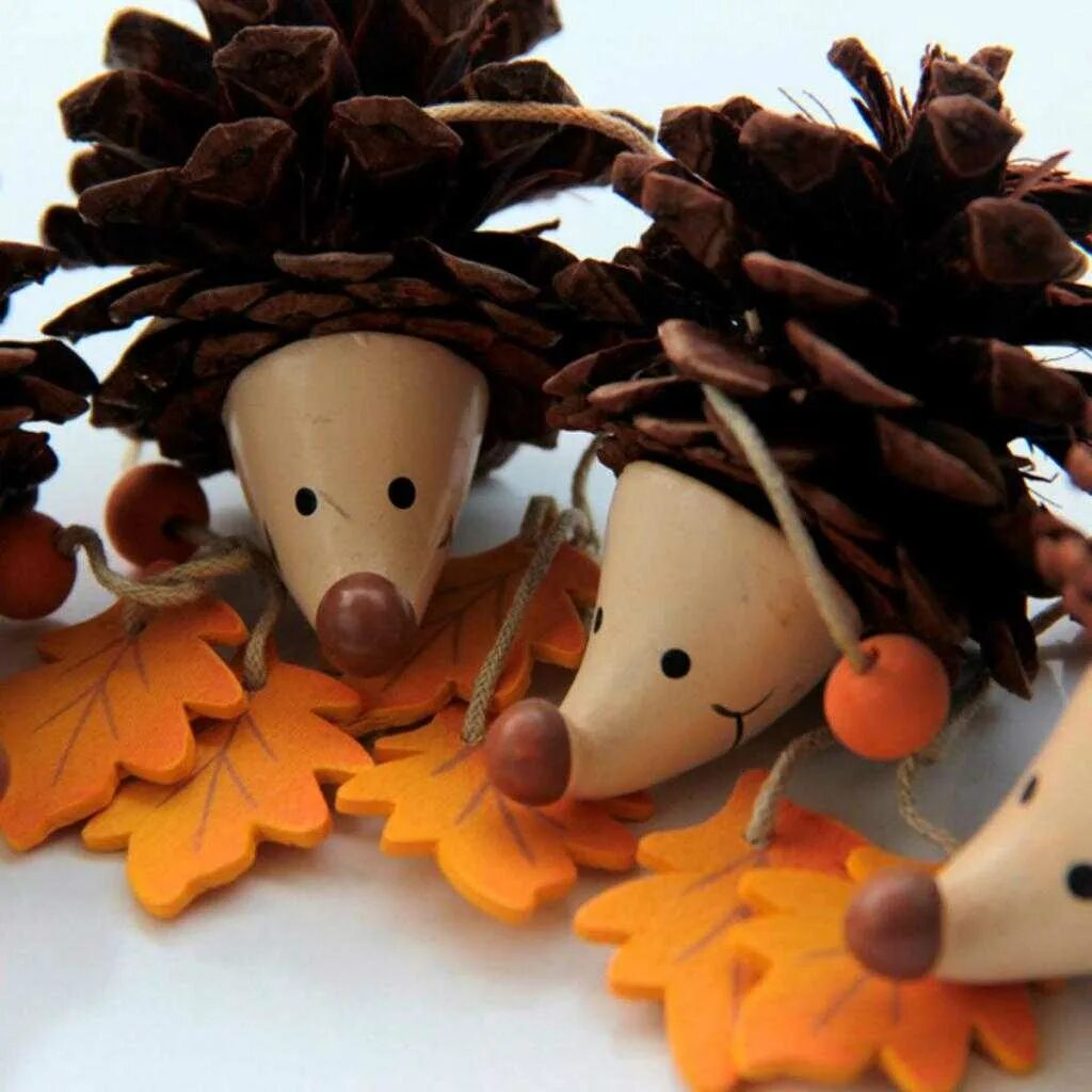 Поделка из шишек в детский сад. Поделки из шишек. Ёжик из шишек поделка. Как сделать ежика из шишек. Ежик из бутылки и шишек.