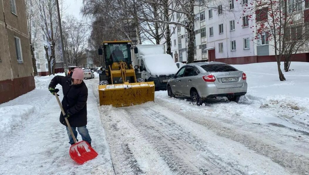 Нижнекамск через переправу. Сугробы в России. Контроль за уборкой снега. Снегопад в России двор. Казань снег.