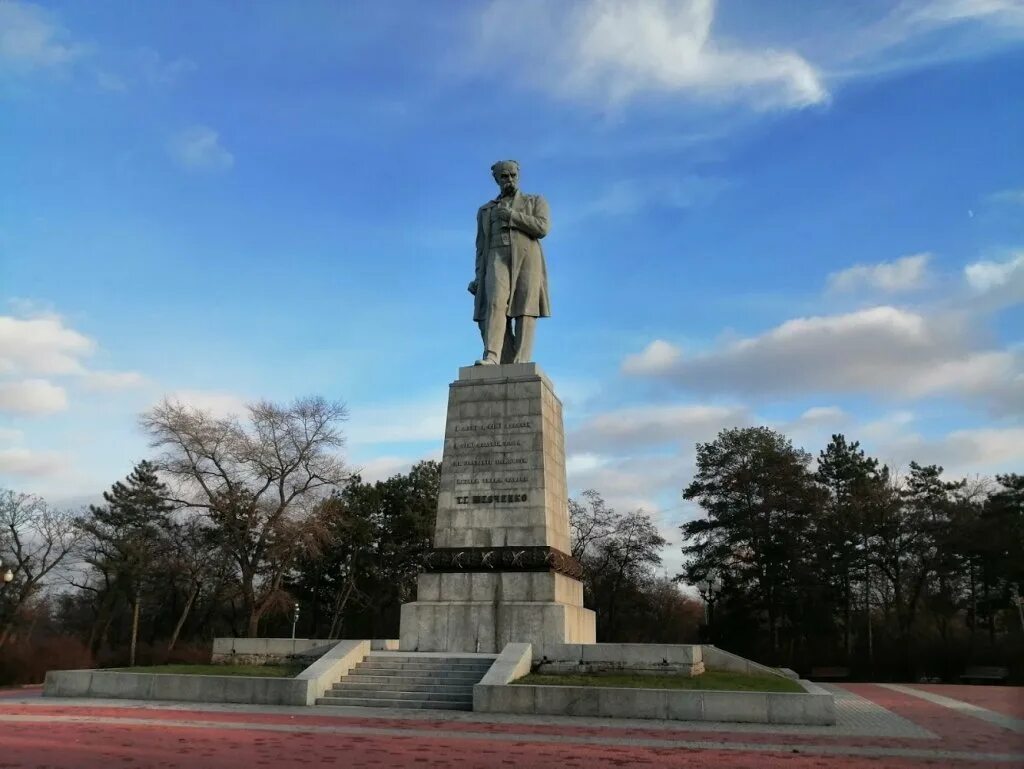 Памятник тарасу шевченко орск. Памятник Тарасу Шевченко в Днепродзержинске. Памятник Тарасу Шевченко (Симферополь). Украинский памятник Тарасу Шевченко.